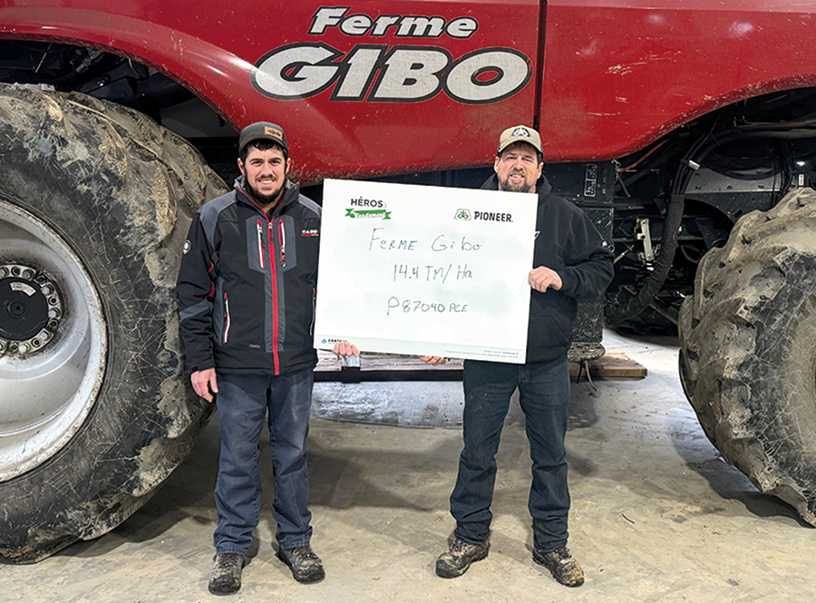 Ghyslain Beaudoin (à droite) et son fils Michaël, propriétaires de la Ferme Gibo (2005), ont remporté le concours de rendement du maïs pour la zone de moins de 2650 UTM.