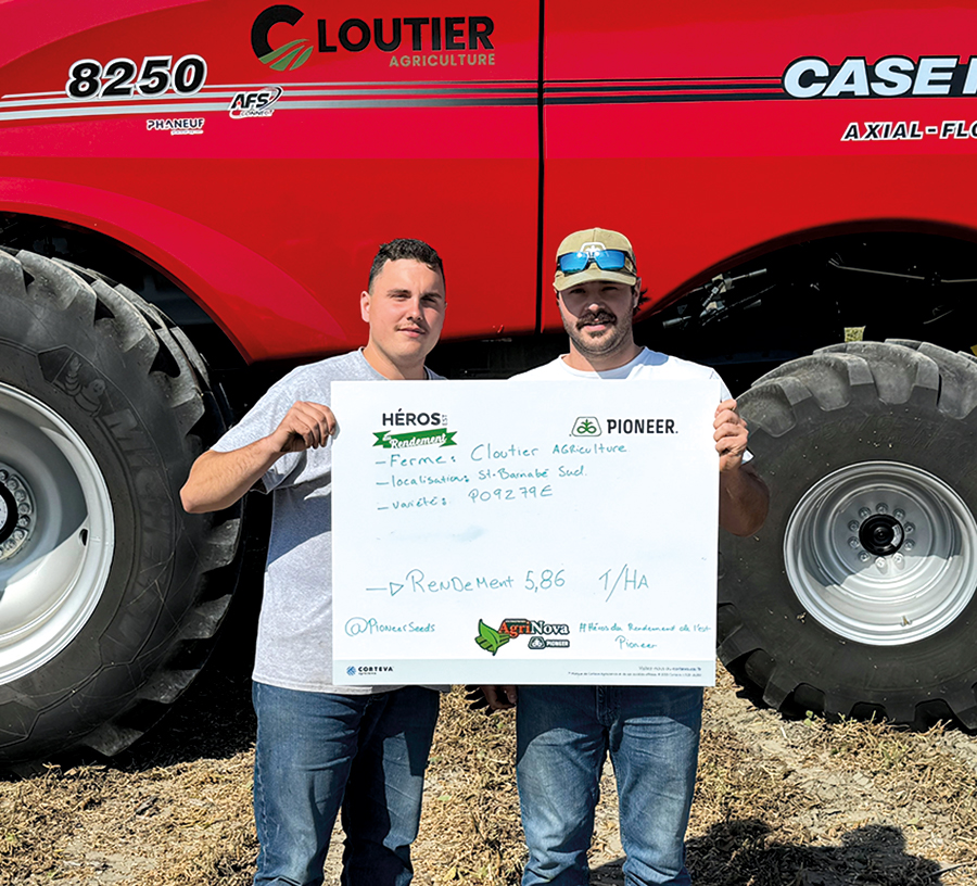 Frédérick Cloutier (à gauche), propriétaire de la Ferme Cloutier-Foisy, a remporté le concours de rendement du soya de Pioneer.