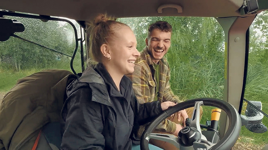 Coralie a fait un tour de tracteur avec Simon. Elle a autant opéré avec le tracteur qu’avec le cœur de Simon.