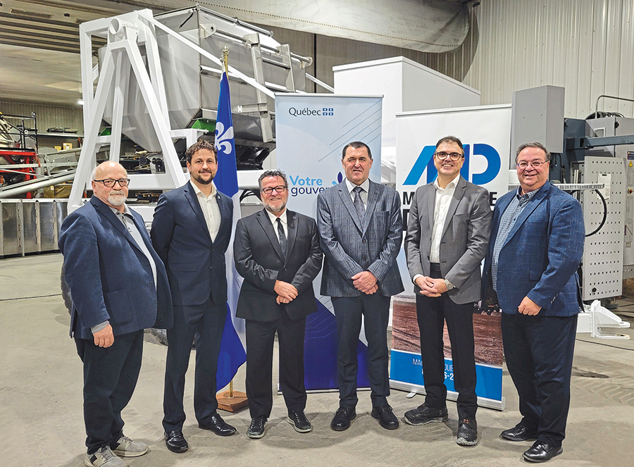 Le ministre de l'Agriculture, Donald Martel, s’était déplacé chez Machinerie Dubois, le 4 novembre dernier, pour annoncer le financement des neuf projets. On retrouve ici, en partant de la gauche : Guy St-Pierre, maire de Manseau; Samuel Proulx, directeur de comptes chez Investissement Québec; le ministre Donald Martel; Sylvain Perreault, président de Machinerie Dubois; et Éric Girard, ministre délégué au Développement économique régional. Photo : Gracieuseté de Machinerie Dubois