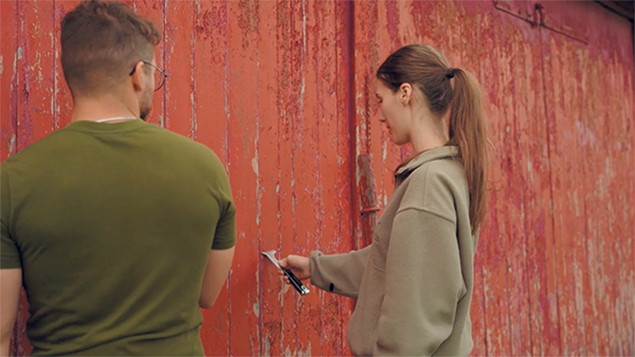 La peinture rouge de la porte ne sera pas enlevée de sitôt si Simon et Julianne n’y mettent pas un peu plus d’efforts!