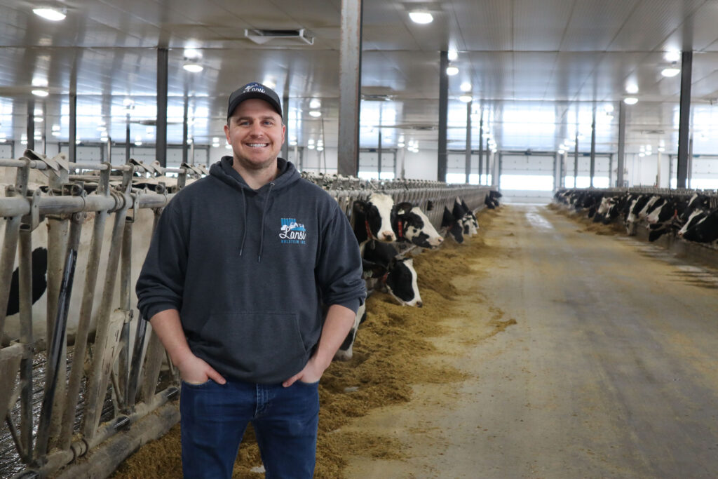 Nicolas Landry est responsable, avec son équipe, de la gestion du troupeau à la Ferme Lansi. Photo : Gracieuseté de la Ferme Lansi