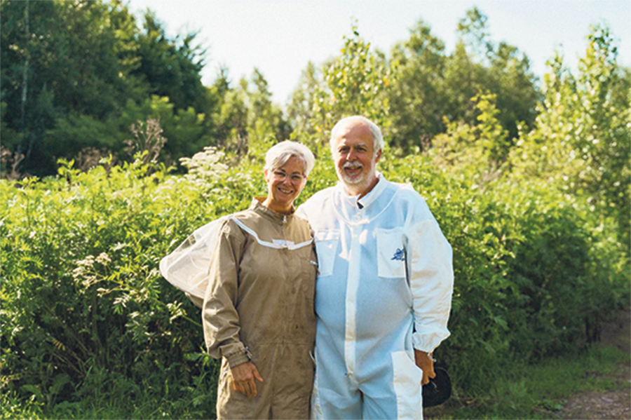 Louise Provost et Jacques Fontaine, propriétaires de l’entreprise apicole Miel Fontaine Photo : Gracieuseté de Miel Fontaine