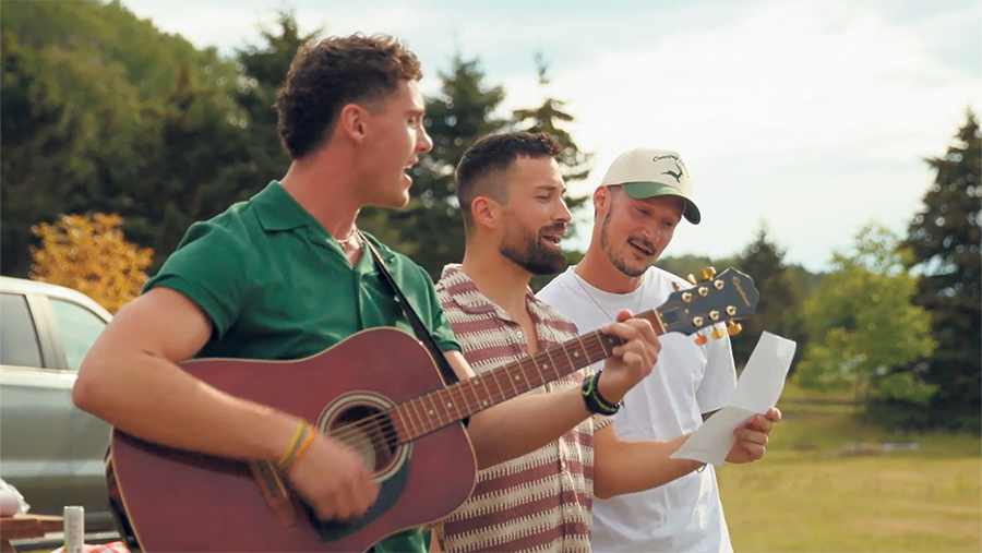 Jake, Simon et Pierre-Olivier ont composé une chanson sur leur aventure à L’amour est dans le pré.