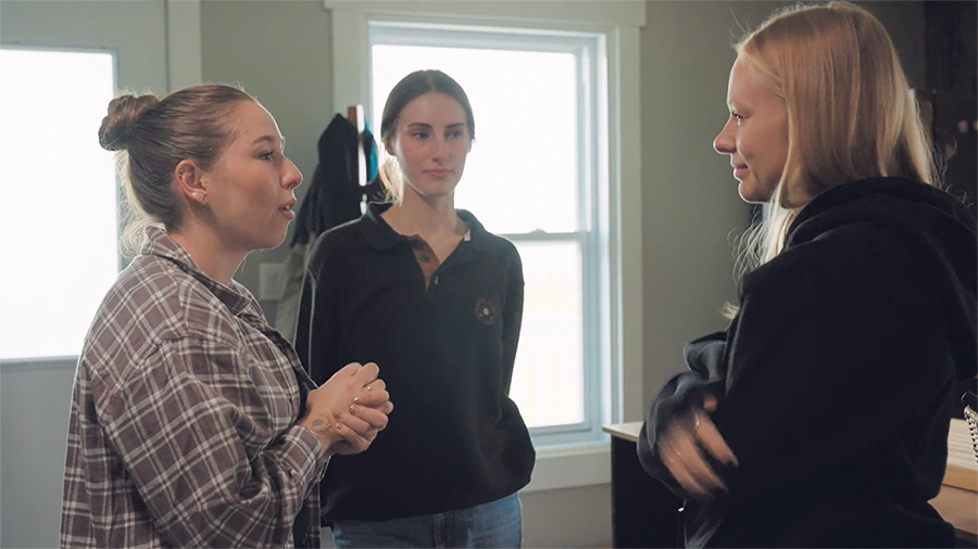 Après avoir annoncé leurs départs respectifs, Maude et Julianne réconfortent Coralie et l’encouragent à vivre pleinement son aventure avec Simon.