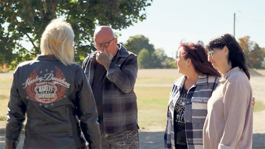Nathalie dit au revoir à Rock, Chantal et Maryse, après avoir compris que son aventure se terminait ici.
