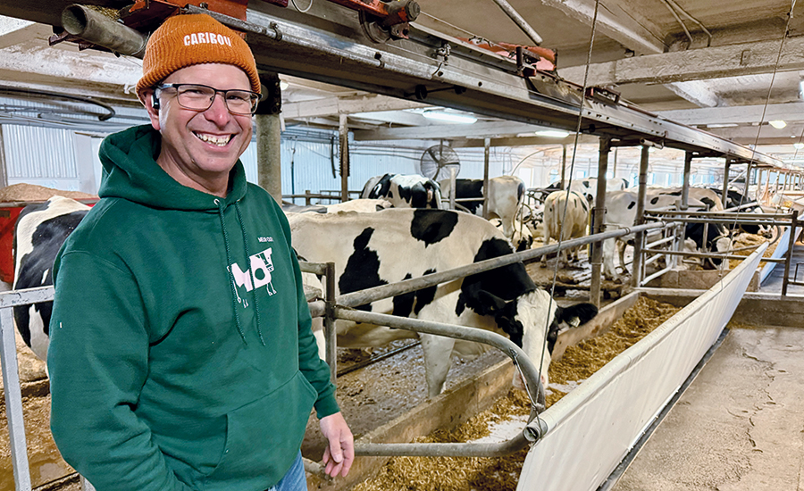 Jasmin Mathieu dans l’étable d’origine de la ferme, qu’il a agrandie au début des années 1990 pour adopter un système d’élevage et de traite encore méconnu au Québec à l’époque : la stabulation libre.