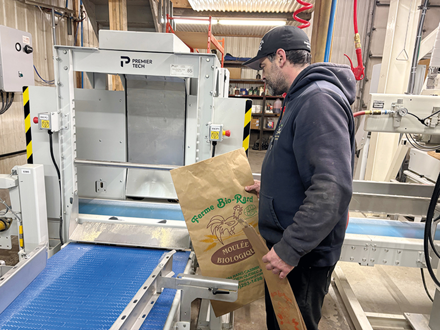 Le projet a été coûteux, mais Donald Bérard ne regrette pas le choix qu’il a fait d’automatiser entièrement sa petite usine d’emballage de moulée bio.