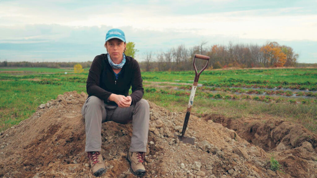Pour la pédologue Catherine Bossé, il est important de bien identifier son profil de sol pour mieux comprendre son comportement. Photo : Gracieuseté de l’IRDA