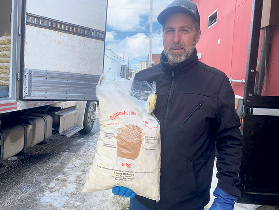 Yvon Simard livre la commande de pommes de terre prépelées du restaurant Chez Morasse.
