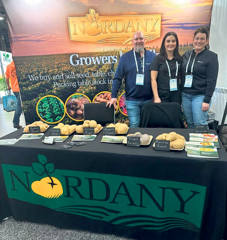 Ricky Roberge (à gauche sur la photo), président de Nordany, se rend chaque année au Potato Expo à titre d’exposant. Photo : Gracieuseté de Nordany