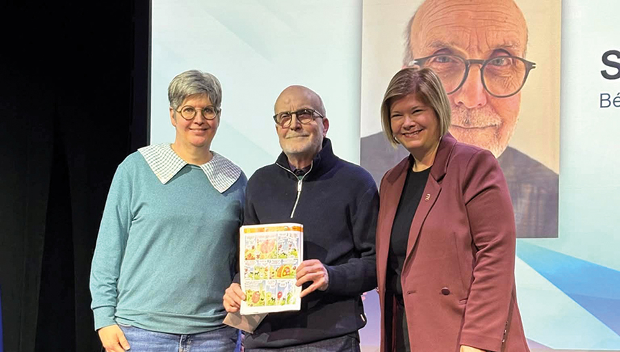 Serge Gaboury, lauréat du prix Reconnaissance en bande dessinée, entouré de Marie-Hélène Vaugeois, administratrice de Québec BD, et de Marianne White, membre du comité exécutif de la Ville de Québec et responsable de la culture. Photo : Samuelle Cazes