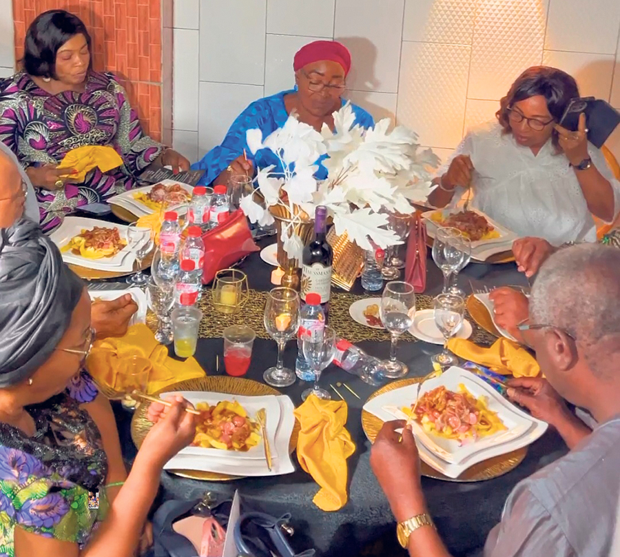 Lors de leur dernier passage au Bénin, Carlos Sodji et sa femme ont testé le potentiel de la poutine en Afrique de l’Ouest auprès de leurs proches. Photo : Gracieuseté