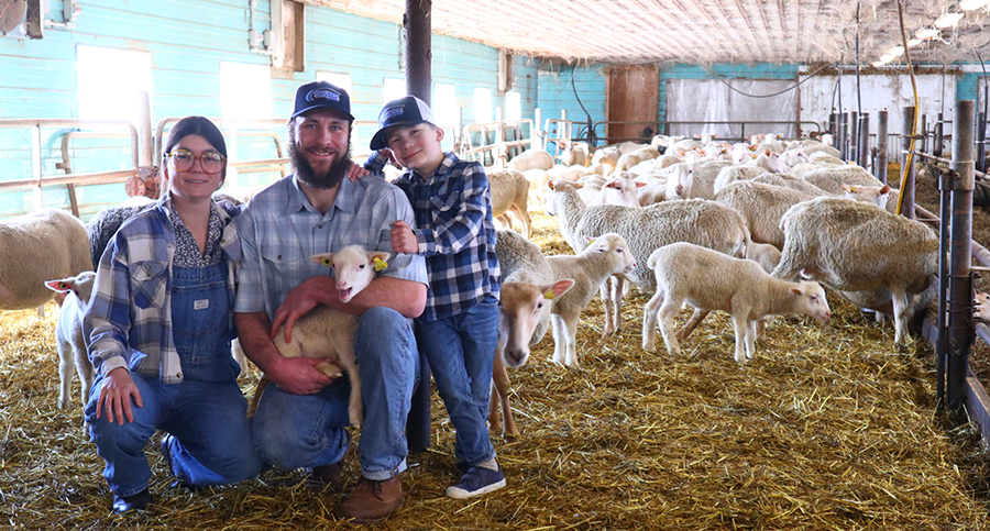 Nicolas Pressé, sa conjointe Rébecca Brouard-Lessard et leur fils. Photo : Gracieuseté de la Ferme Pressé et Fils