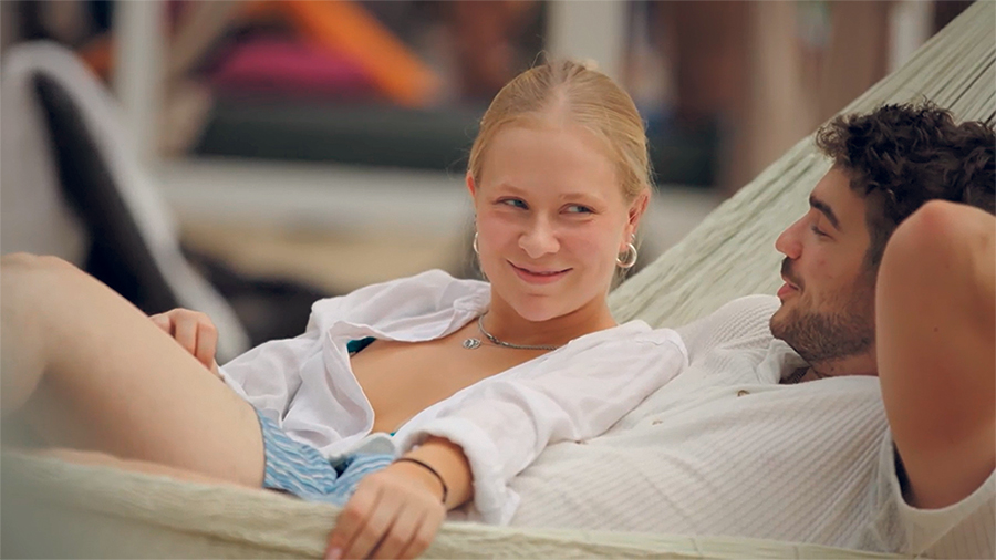 Coralie et Simon sont amoureux et forment officiellement un couple.