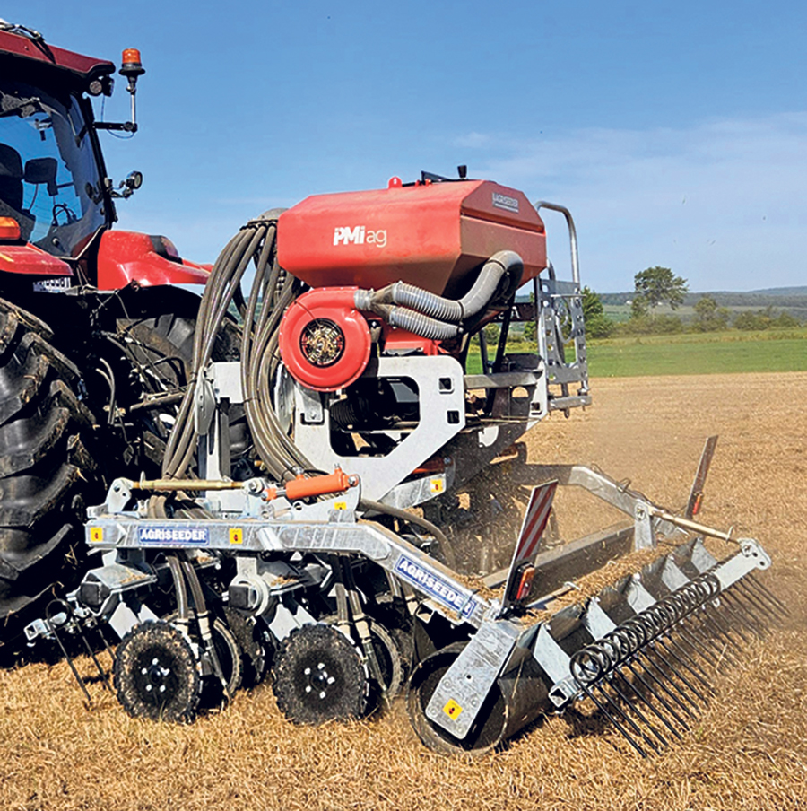 Pour les prairies davantage encombrées de résidus végétaux ou en compaction, PMI-Ag propose l’Agriseeder, de la firme irlandaise Erth. Lui aussi prépare le terrain, en plus de l’ensemencer à l’aide d’un semoir pneumatique. Photo : Gracieuseté de Philippe Ruf, PMI-Ag