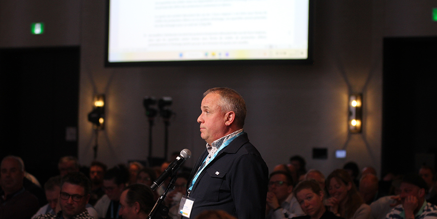 Le président des Producteurs de lait d’Abitibi-Témiscamingue, Michel Robert, a raconté qu’un producteur qu’il représente se retrouve dans une situation où il fait trop de lait par rapport à son quota actuellement, ce qui l’oblige à payer pour que les surplus soient livrés ou à en jeter. Il est d’avis que le nouveau système l’aidera à s’ajuster. Photo : Caroline Morneau/TCN
