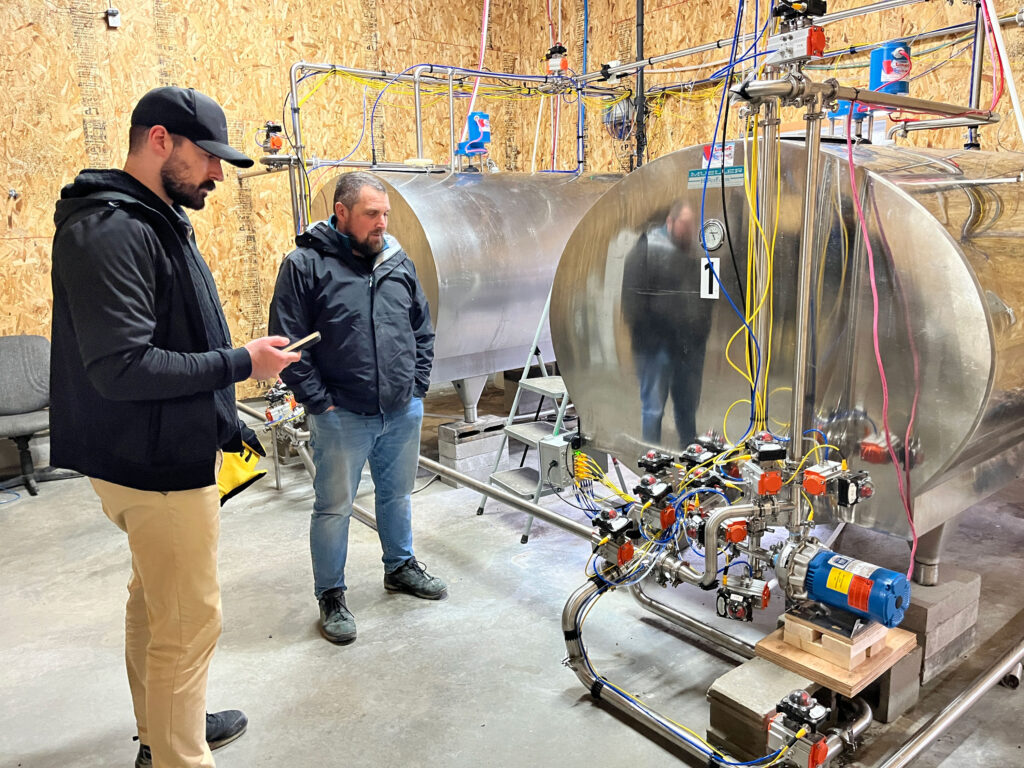 La station de pompage compte une dizaine de contrôleurs de valve pneumatiques par bassin. Elle mise sur son propre système d’automatisation, car il est prévu qu’elle devienne un lieu de livraison pour les acériculteurs environnants, qui y feront concentrer leur eau.