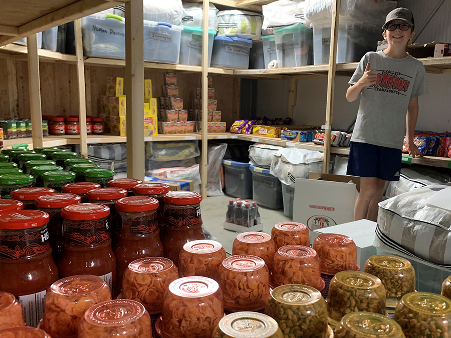 Une fois l’école terminée, Rémi Gautier et sa sœur Adèle s’occupent de la gestion d’un petit dépanneur maison pour les TET, aux Productions Maraîchères Mailhot. Photo : Gracieuseté de Raphaëlle Mailhot