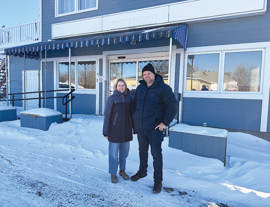 Mylène Boily et Philippe Legault, propriétaires du Potager Grandmont, au Lac-Saint-Jean, ont fait l’acquisition d’une ancienne épicerie située près de la ferme, cet hiver. Une partie de l’édifice sera convertie en logements pour les TET. Photo : Gracieuseté de Mylène Boily