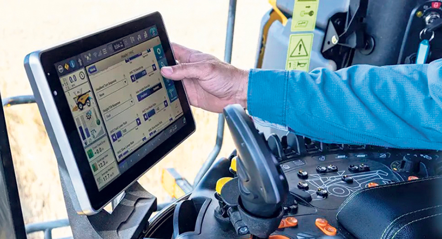 La technologie NutriSense de New Holland fait la lecture en temps réel de la valeur nutritive du foin qui entre dans la fourragère à ensilage, qu’elle soit automotrice ou traînée. Photo : Gracieuseté de New Holland
