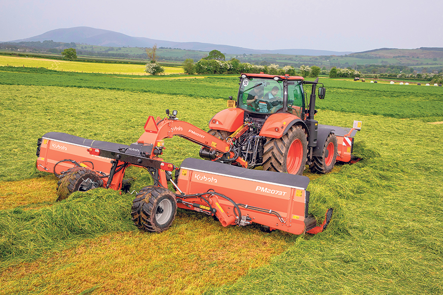L’andaineur à tapis fait son entrée au catalogue de Kubota Canada, ce printemps. Cet équipement haut de gamme permet la mise en andains d’un foin exempt de contaminants. Photo : Gracieuseté de Jean-Sébastien Pettigrew, Kubota Canada