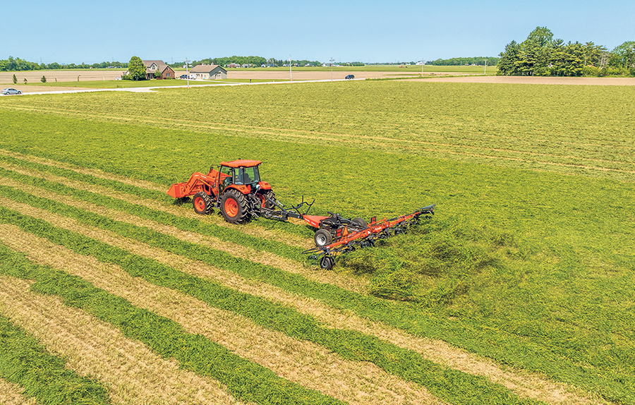 La fenaison et la mise en andains représentent une autre étape importante pour la qualité des fourrages. Le foin doit sécher vite et bien. Photo : Gracieuseté de Jean-Sébastien Pettigrew, Kubota Canada