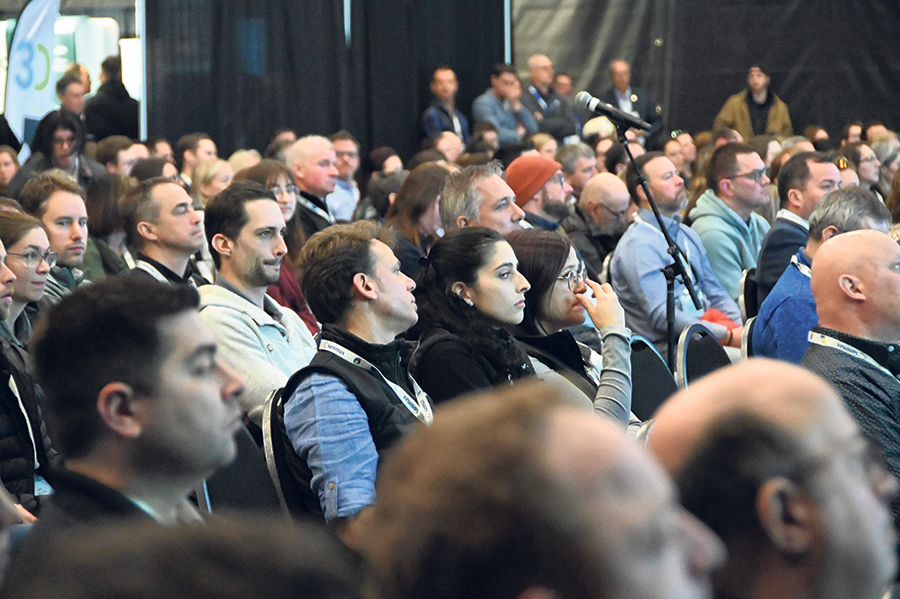 Plusieurs dizaines de producteurs se sont réunis à l’occasion du Rendez-vous laitier de l’Association québécoise des industries de nutrition animale et céréalière (AQINAC), en mars dernier, à Drummondville. Photo : Pierre Saint-Yves