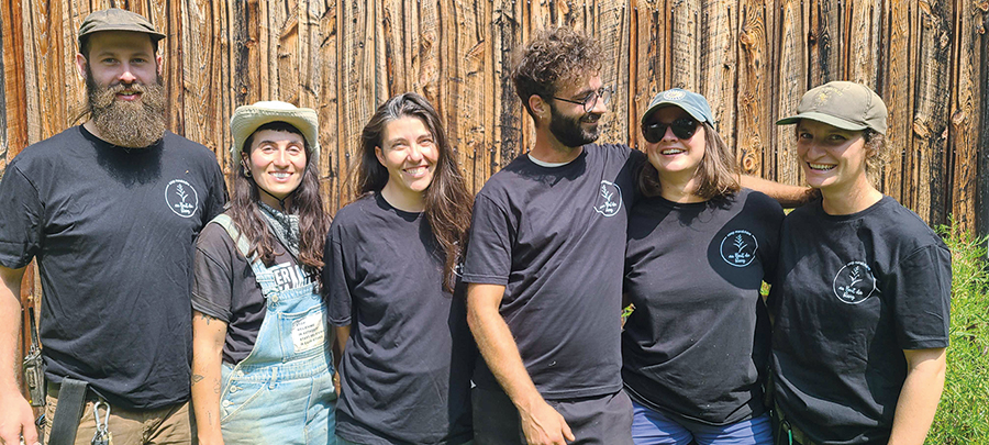 Charles Magny, Daphné Gagnon, Caroline Laurin, Florian Rossignol, Olivia Ravenelle-Noël et Rachel Trottier, membres et employés de la Coop Au bout du rang. Photo : Gracieuseté de la Coop Au bout du rang
