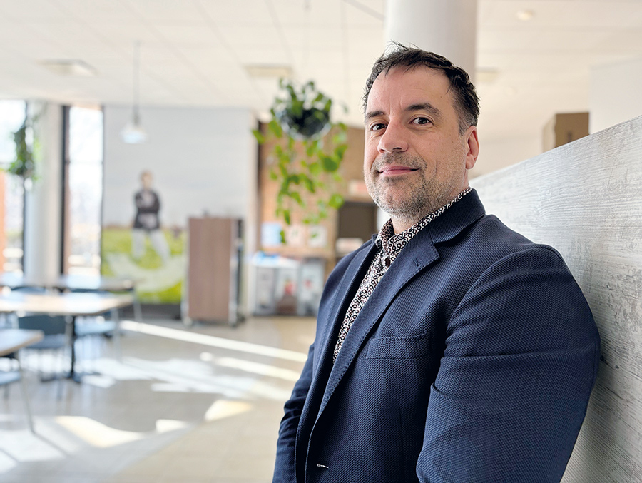 Même s’il existe des solutions de rechange pour polliniser les cultures, les abeilles en location demeurent incontournables, explique M. Pedneault, président des Producteurs et productrices de bleuets sauvages du Québec. Photo : Caroline Morneau/Archives TCN