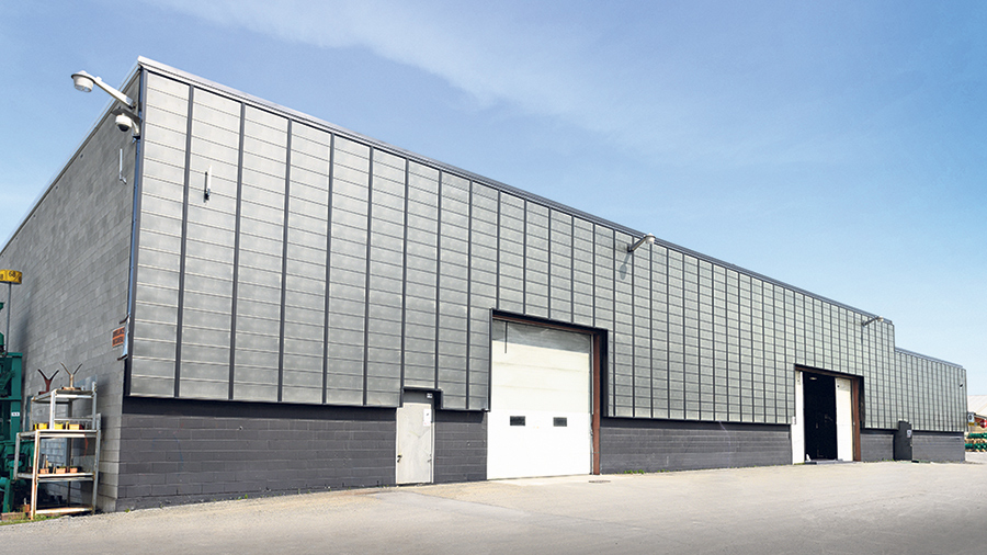 La façade constituée de panneaux solaires préchauffe l’air entrant grâce au rayonnement solaire, ce qui contribue à une ventilation écoénergétique durant la longue saison hivernale du Québec.