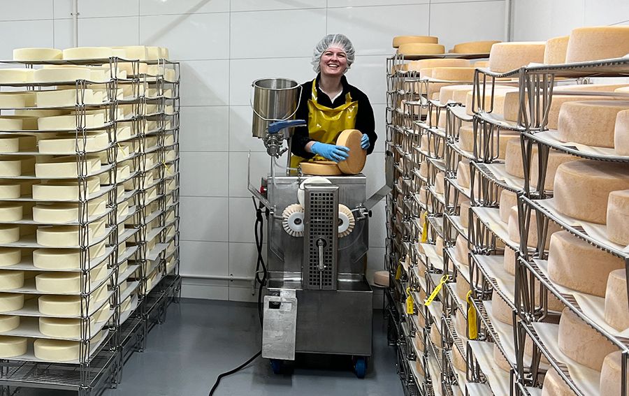 Daphnée Laferrière brosse des fromages à la Fromagerie du Champ à la Meule.