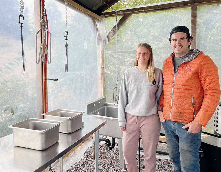 Gabrielle Desrochers et Marc-Olivier Gougeon, de la Ferme Desrochers, sur la Côte-Nord, font partie des petits producteurs qui ont participé au projet pilote du MAPAQ. Photo : Geneviève Quessy/Archives TCN