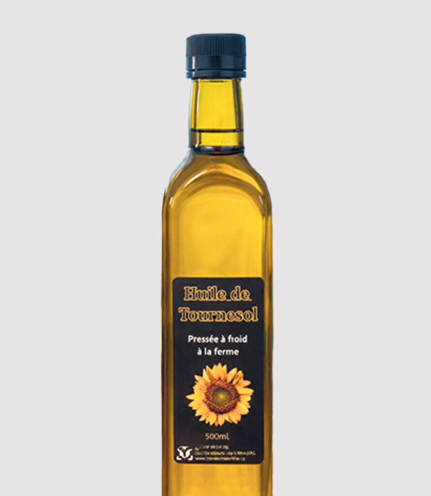 L’huile de tournesol locale produite par Benjamin Boivin est distribuée dans des points de vente régionaux.