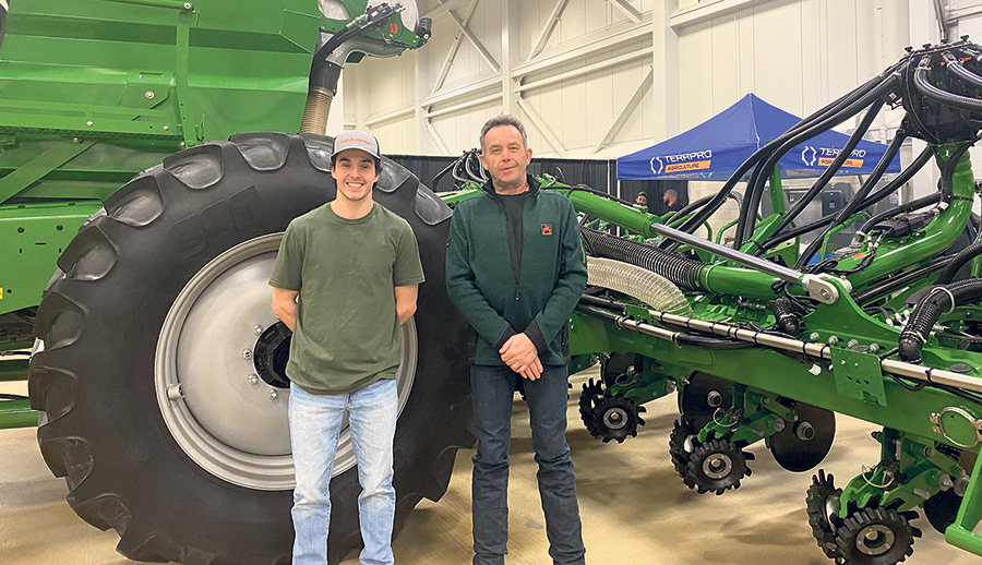 Ernest et Karl Bernhard, de la Ferme Bernhard et Fils à Sainte-Brigide-d’Iberville, sont les premiers acheteurs québécois du nouveau planteur.