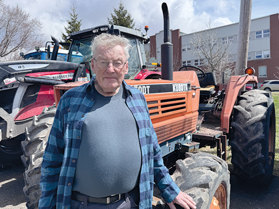 Toujours actif à la ferme, Roger Richard est l’initiateur de la journée.