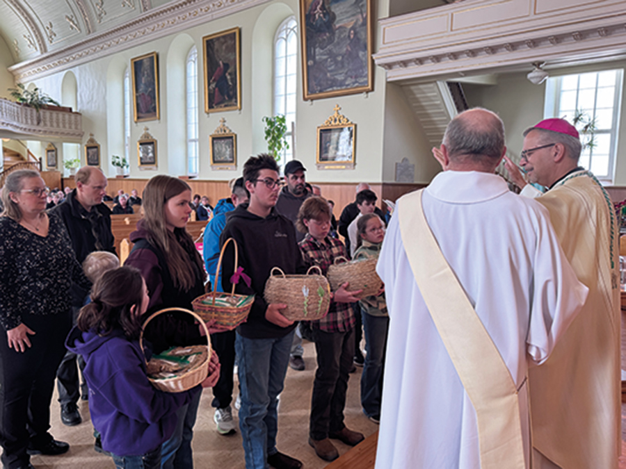 La célébration a commencé à l’intérieur de l’église, où l’évêque du diocèse de Sainte-Anne a béni les semences après l’homélie dominicale.
