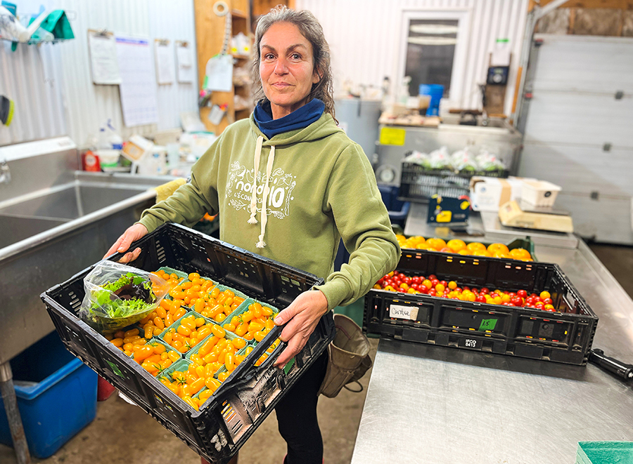 L’agricultrice cultive ses légumes par amour. Photo : Martin Ménard/TCN