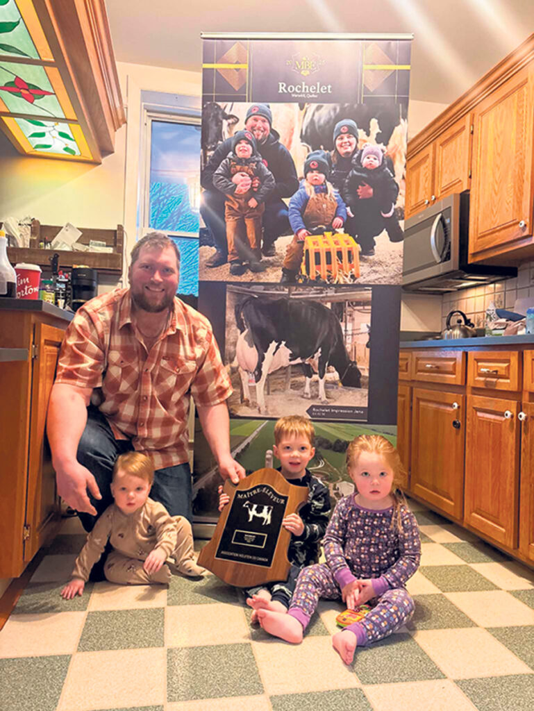 La photo a été prise quelques jours avant le départ de Donavan Laroche et Béa Paradis pour la Colombie-Britannique, afin d’y recevoir leur plaque de Maître-Éleveur, l’équivalent de la coupe Stanley pour eux et leur relève.