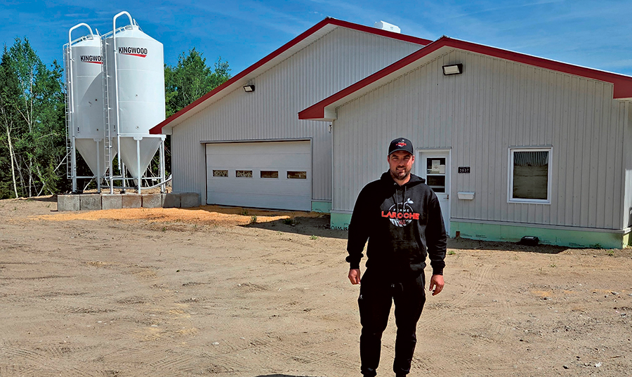 Christopher Laroche mise sur des équipements de pointe pour sa production de 22 000 poulets.