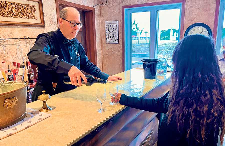Le sommelier du Vignoble Carpinteri, Serge Richard Tremblay, propose des dégustations gratuites aux visiteurs.