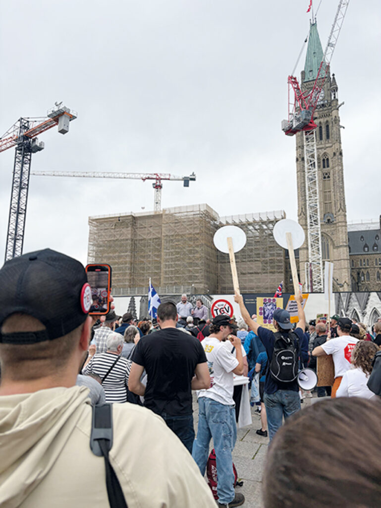 Le 10 juin, pancartes à la main, plus de 800 agriculteurs et citoyens ruraux du Québec et de l’Ontario ont scandé des « No Alto » sur la colline du Parlement, à Ottawa. Photo : Gracieuseté de l’UPA