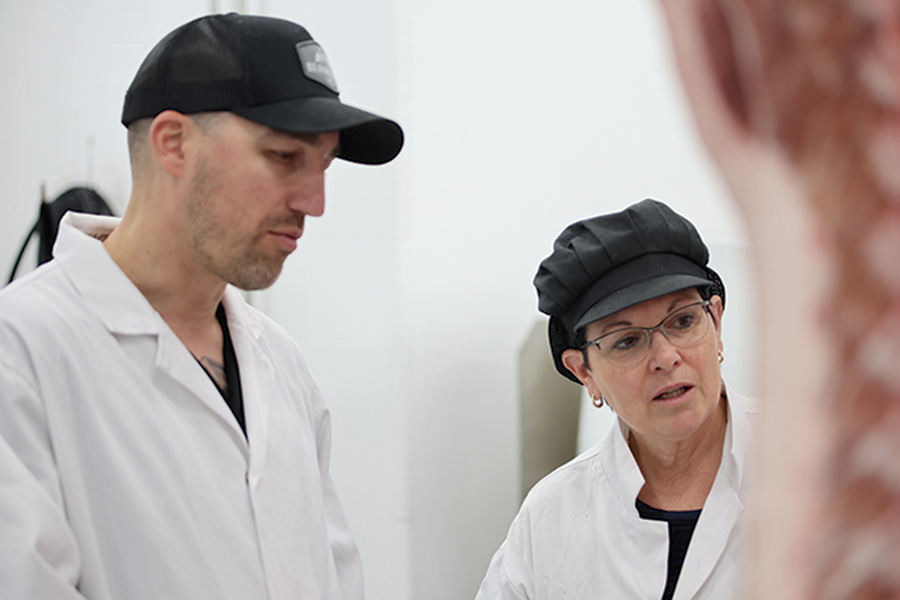 Carole Marcoux discute avec son boucher, Marc-André Nadeau, dans la salle de découpe du Porc de Beaurivage.