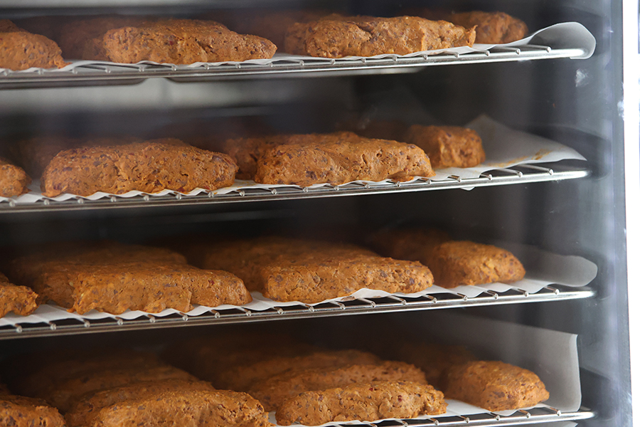Du nduja en fermentation dans la salle de transformation de Porc de Beaurivage, qui prépare une commande pour le restaurant Paul Pizza, à Québec.