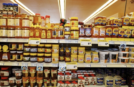 Du miel chinois est importé au Canada presque à la moitié du prix de vente du miel québécois. Des problèmes de sécurité alimentaire lui ont déjà été associés. © Archives/TCN