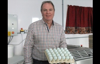 Le président de la Ferme St-Ours, Serge Lefebvre, montre les œufs verts produits par les poules Heirloom à la Ferme des Patriotes. © Annie Bourque