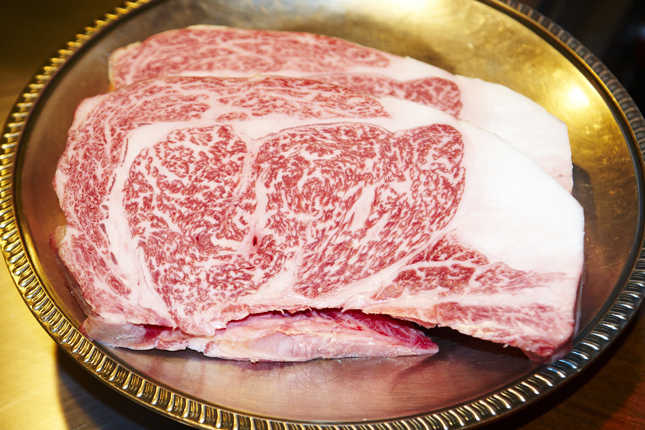 La viande de bœuf Kobe se caractérise par un persillage très abondant. © Martin Ménard