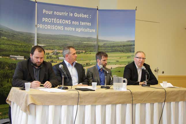 Plusieurs acteurs de la société civile ont lancé un appel à la protection des terres agricoles, ce matin, à Montréal. © Étienne Dupuis