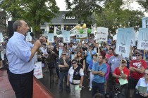 Denis Lebel a soutenu que son appui aux agriculteurs serait intégral. Il n’a toutefois pas pu faire de promesse. « Je ne vais pas vous promettre quelque chose que je ne suis pas en mesure de livrer », a-t-il mentionné, notant que la mobilisation des agriculteurs l’aidait à passer le message à Ottawa. Crédit photo : Guillaume Roy
