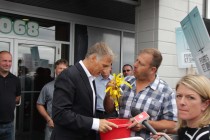 Un producteur de Sainte-Anne-des-Plaines a remis les clés de plusieurs fermes de sa région au ministre Maxime Bernier pour montrer que certains agriculteurs craignent de devoir abandonner leur entreprise si la gestion de l’offre tombe. Crédit : Étienne Dupuis
